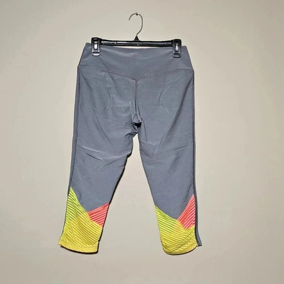 Nike Ten Less Plastic Bottles Capri Pants Womens Size Medium Athletic Activewear - Picture 2 of 7